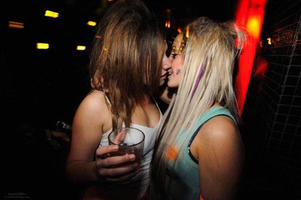 Девушки целуются на вечеринках
